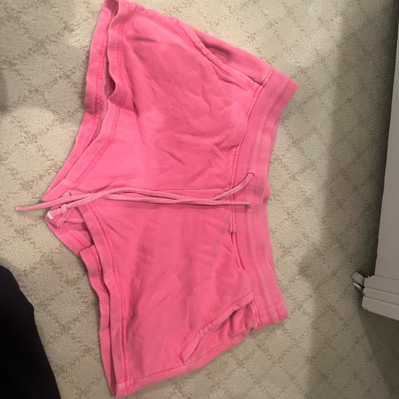 Hot pink vineyard vines shorts - Picture 1 of 3